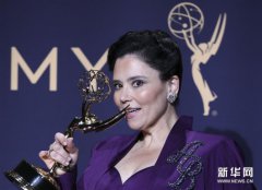 她获得艾美奖限定剧最佳女配角奖
