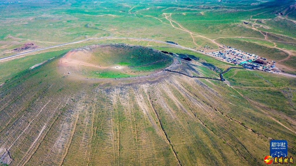  乌兰哈达火山群位于内蒙古自治区乌兰察布市察哈尔右翼后旗的草原上