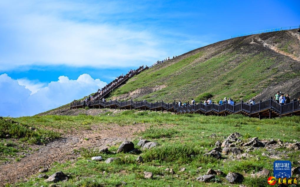  乌兰哈达火山群位于内蒙古自治区乌兰察布市察哈尔右翼后旗的草原上