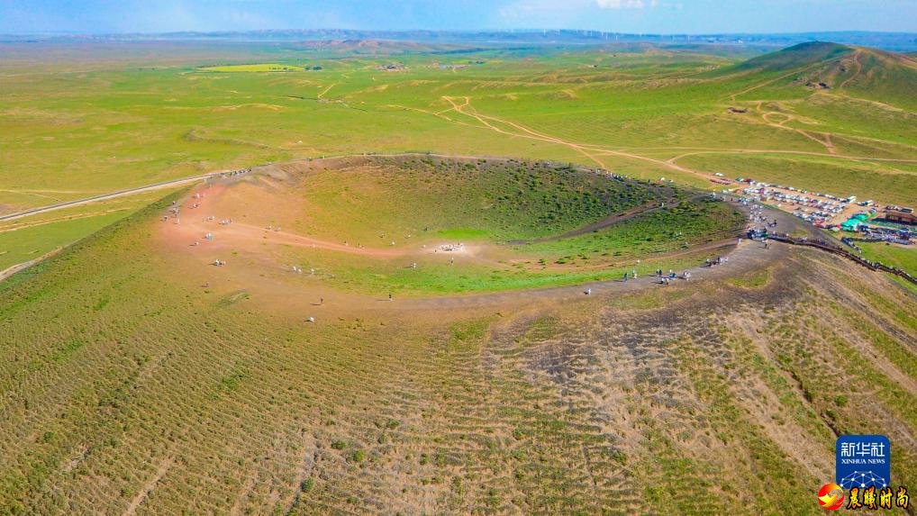  乌兰哈达火山群位于内蒙古自治区乌兰察布市察哈尔右翼后旗的草原上