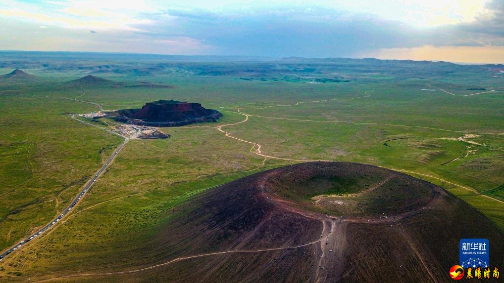  乌兰哈达火山群位于内蒙古自治区乌兰察布市察哈尔右翼后旗的草原上