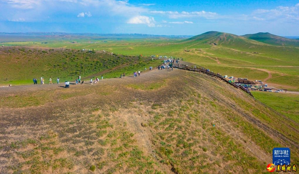  乌兰哈达火山群位于内蒙古自治区乌兰察布市察哈尔右翼后旗的草原上