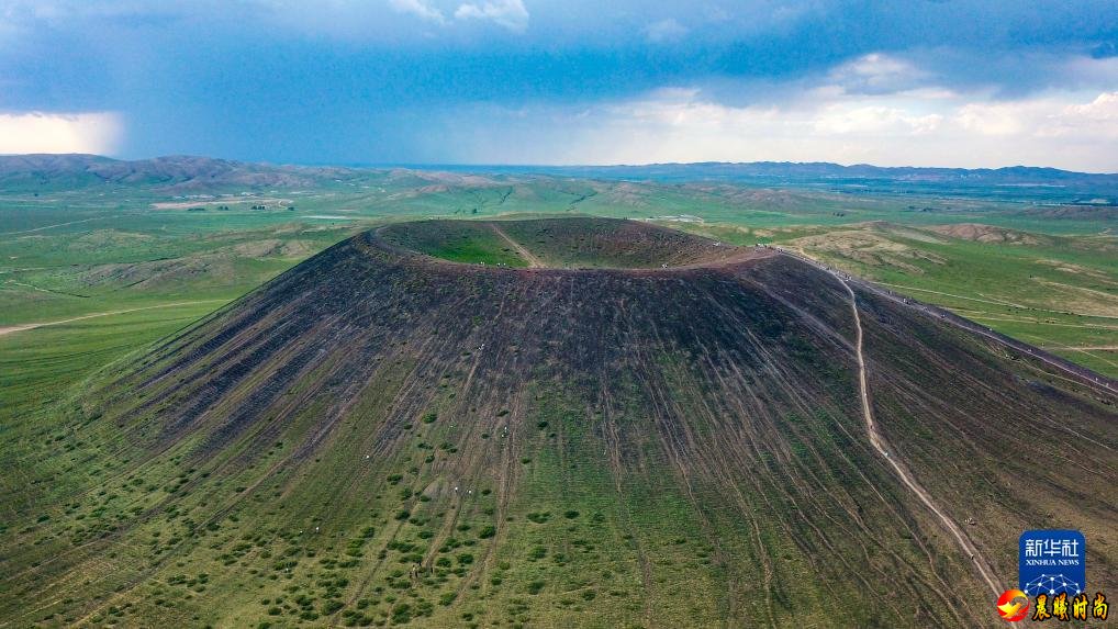  乌兰哈达火山群位于内蒙古自治区乌兰察布市察哈尔右翼后旗的草原上