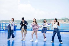 听店主们畅聊实现自我价值的追梦经历；在95后年轻男生开的威海特色烧烤店体