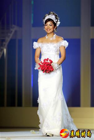 图文-日本羽球美女当模特秀婚纱半露酥肩性感逼人