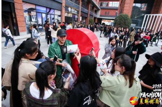 2018武汉时装周闭幕式向世界展示江城“另一面”