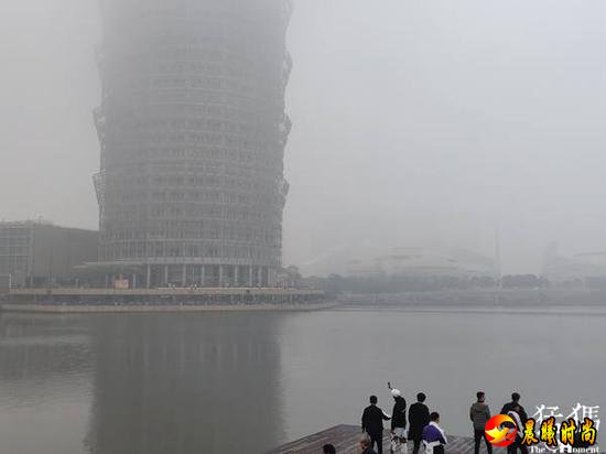 其中三门峡、洛阳、焦作、济源四地区和安阳、新乡、南阳、平顶山、郑州五地区西部部分地区有雨夹雪或小雪