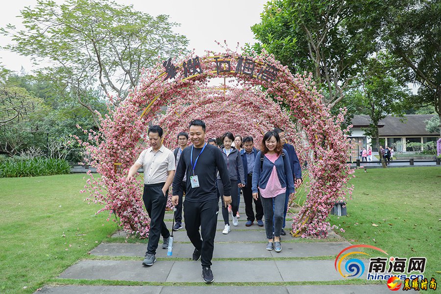 “改革开放看海南”2018年全国融媒体海南行采访团来到位于万宁石梅湾的凤凰九里书屋