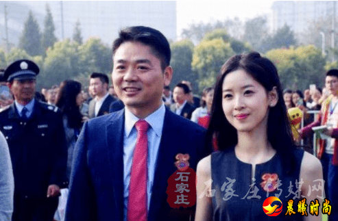 刘强东事后首发声：个人正面临四件事！奶茶妹妹协同出席却一改清纯，深V、浓妆艳抹性感...(一)