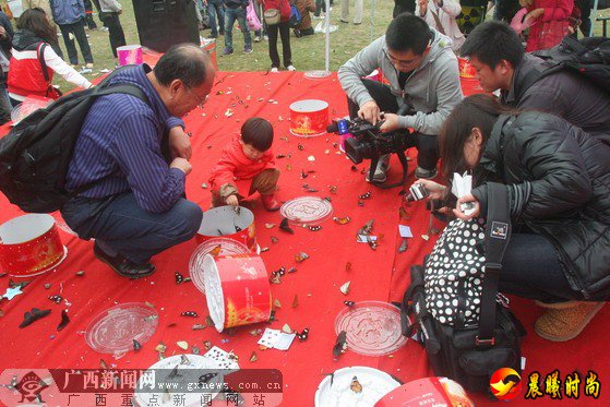 第一人体模特张筱雨与黄金蟒玩亲亲 改行"蝴蝶小仙"