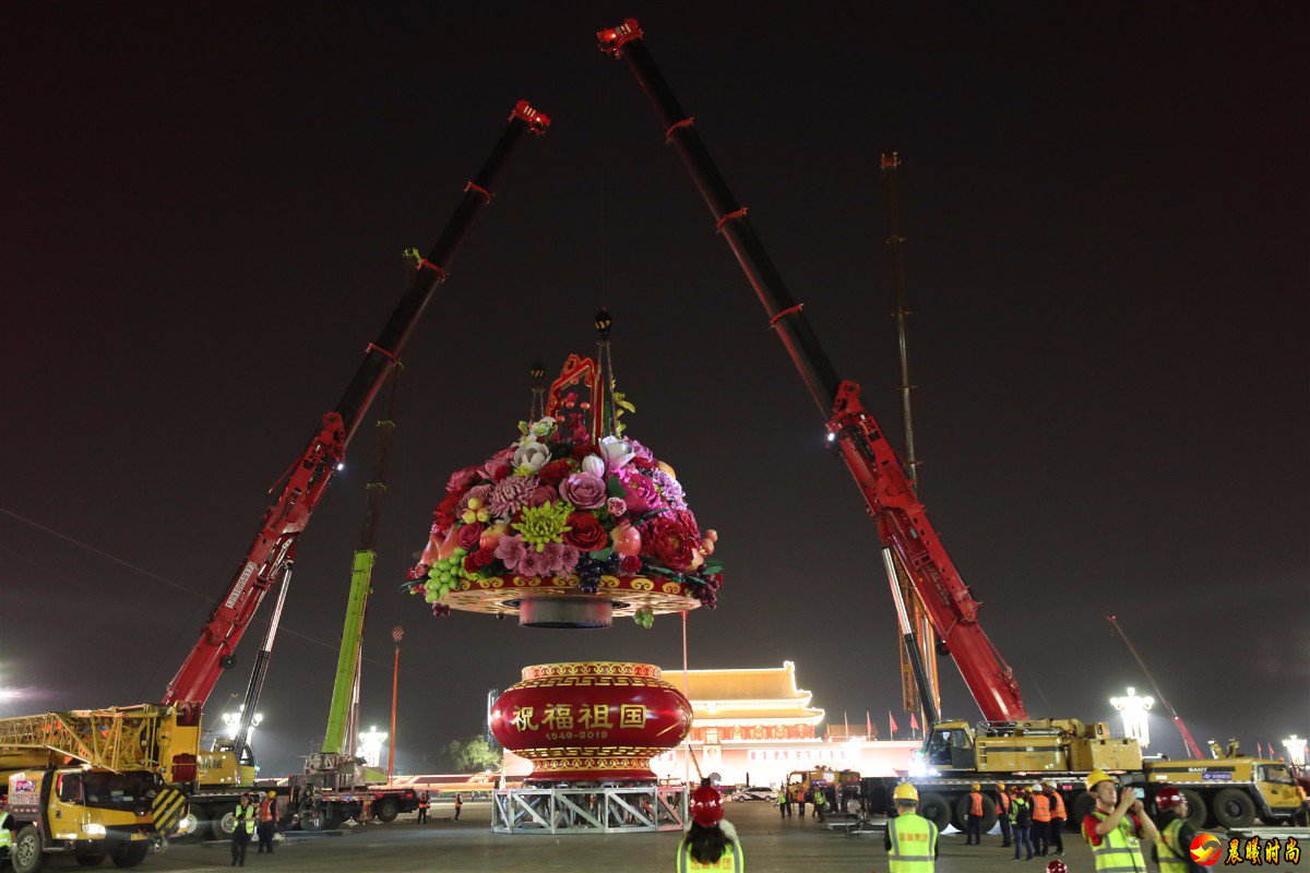 同时花坛还布设了夜景照明装置