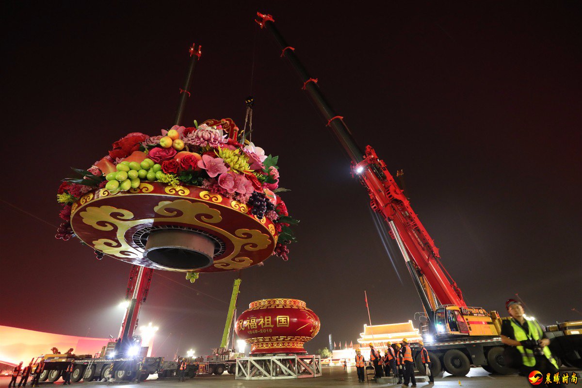 同时花坛还布设了夜景照明装置