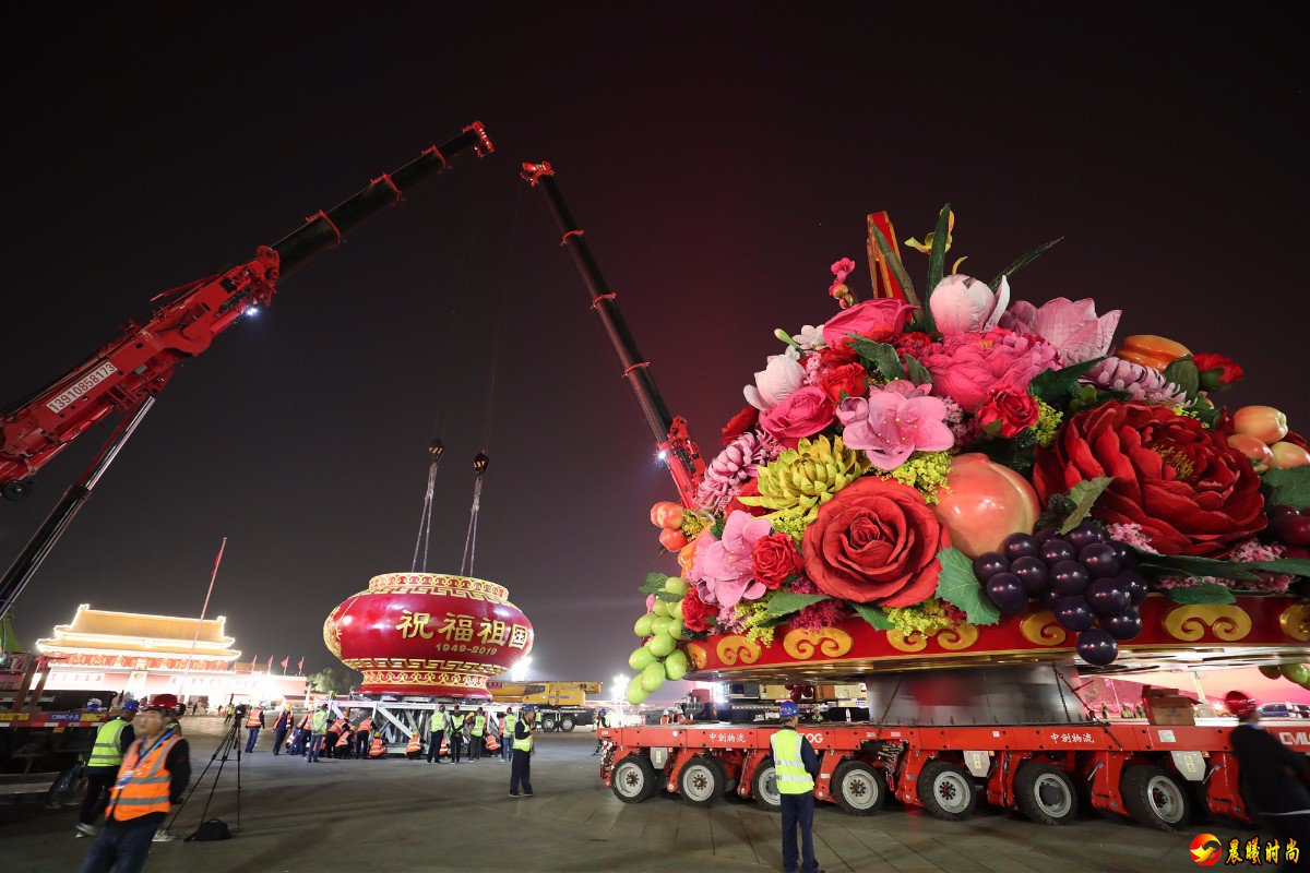 同时花坛还布设了夜景照明装置