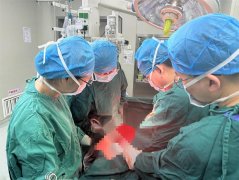 妇瘤外科周碧芳主任医师团队成功将巨大肿瘤完整切除