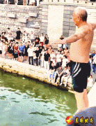 天津跳水“掰掰”：内穿花裤衩，外套红马甲